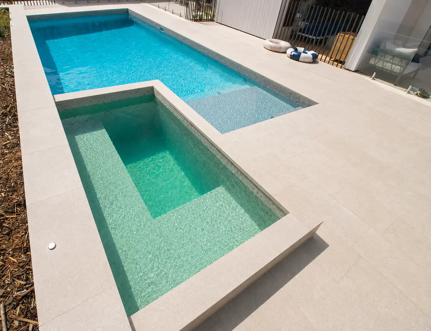 Stepped pool with inset spa geometry