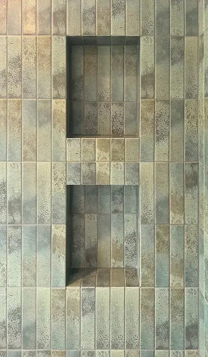 Stacked shower niches aligned through vertical finger tiles and mitred corners